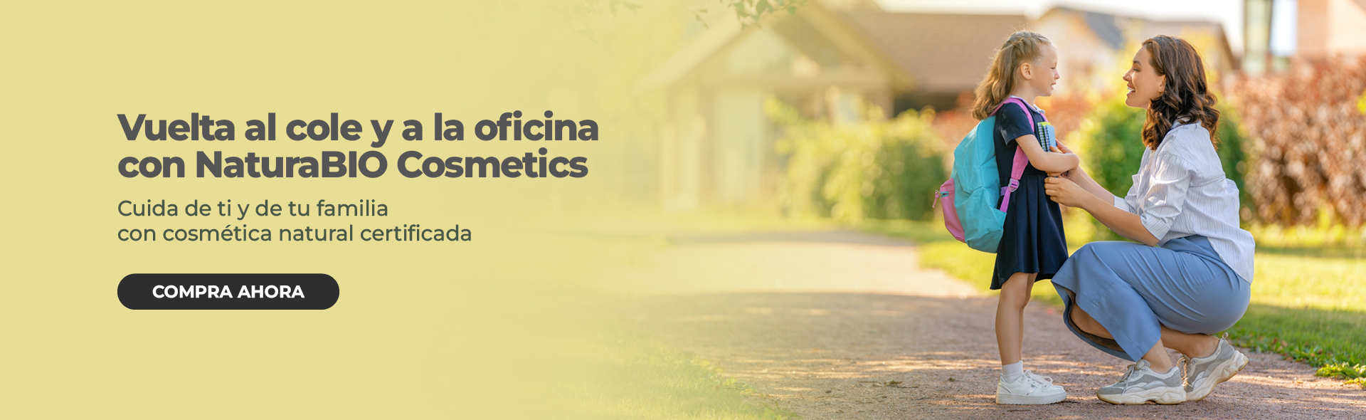 Imagen de madre e hija el primer d&iacute;a del cole con texto sobre fondo claro &quot;Vuelta al cole y a la oficina con NaturaBIO Cosmetics: cuida de ti y de tu familia con cosm&eacute;tica natural certificada&quot;. Incluye un bot&oacute;n con enlace con el texto &quot;Compra ahora&quot;